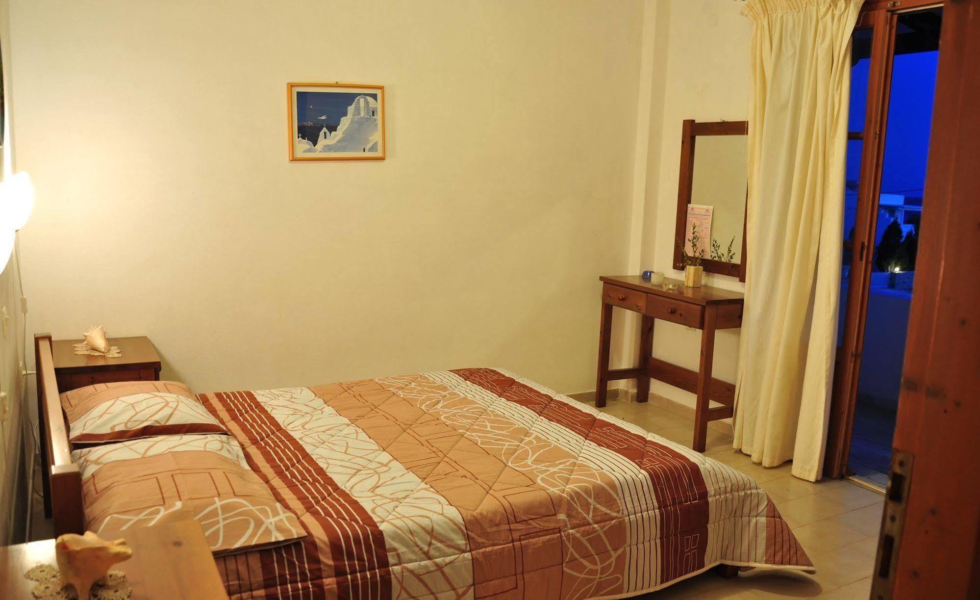 Michalis Apartments Near The Beaches With Sea View Páros 外观 照片